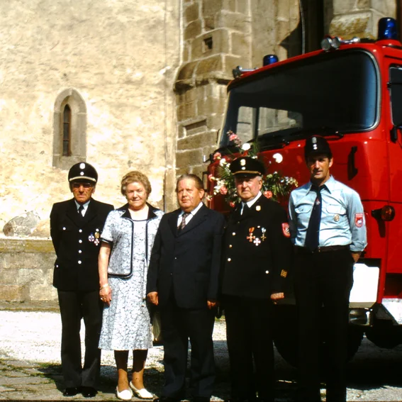v.l. KBM Holzer, Fahnenmutter Leni Roiger, 2. Bgm Schießl, Ehren KBI Ferstl, Maschinist Hans Frü.png